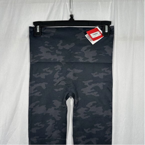 NWT $68 Spanx [ XS Medium ] Look At Me Now Seamless Leggings Black‎ Camo - Picture 6 of 13